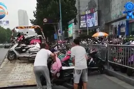 郑州交警集中清理占道非机动车 乱停乱放全被拖走视频封面