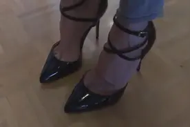 黑色尖头高跟鞋搭配牛仔裤，聪明女人这样穿，简单时尚气质出众视频封面