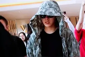 160628 李易峰戴帽遮脸 别样造型引调侃图片