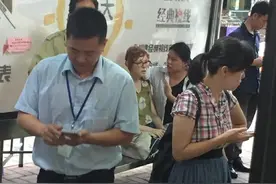 外国女乘客身体不适　公交车司机和乘客热心相助图片