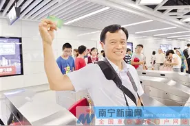 地铁公司为市民答疑解惑 市民卡只能一次一人使用图片