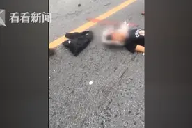 “两耳不闻喇叭声” 男子疑因骑车听歌径直撞上小车图片