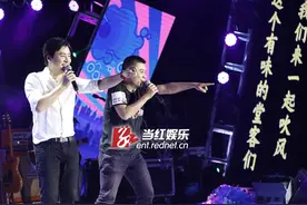 马可长沙开方言演唱会 女儿现场献花图片