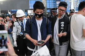 被挤坏了！小鲜肉刘昊然戴口罩 众粉丝围堵送机里三圈外三圈图片