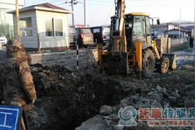 13日东林路铁道口一供水管线漏水 将铺设新管 抢修工作三天内完成图片