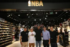 NBA时尚里程碑：第100家店开业 哈里斯与模特走秀图片