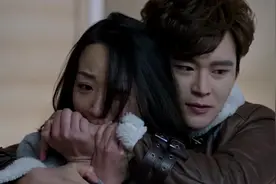 老婆受了委屈用嘴咬老公的手，老公任由老婆发泄视频封面