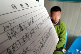 同学恶作剧 南京一男孩误喝墨汁疑苯酚中毒图片