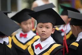 幼儿园毕业纪念:祖国的小花朵小博士们图片