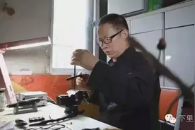 杭州70岁大爷爱上微型木艺，迷你缝纫机、自行车样样精巧！图片