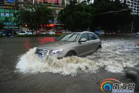 三亚强降雨现“车在水中游”场景图片