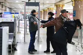 机场员工检查行李时，为何会拿纸条擦一下？视频封面