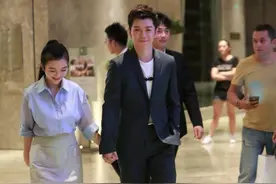 一言不合就虐狗！王栎鑫与老婆吴雅婷十指紧扣秀恩爱 为粉丝签名来者不拒图片