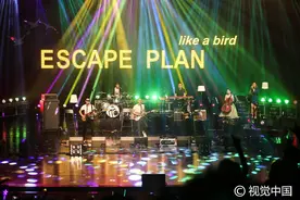 摇滚乐队逃跑计划巡演青岛开唱 主创毛川、马晓东回家人气爆棚图片