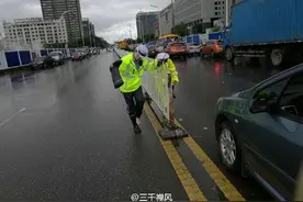 美女交警赤脚指挥 遭司机拍照急呼莫滞留图片