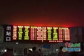 九江火车站旅客滞留秩序井然 执勤民警通宵不眠全身湿透(图片
