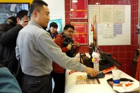 成都人怎样刷卡才最潮？挥一挥，闪付图片