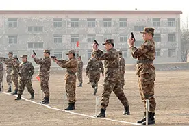 第27集团军某工兵团二百新兵冬训 练出血性虎胆图片