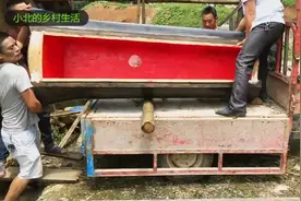 农村小伙用三轮车拉着一口大棺材，他是要干什么，地方风俗不一样视频封面