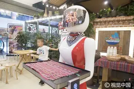 传菜机器人现身上海餐厅，造型妩媚引围观图片