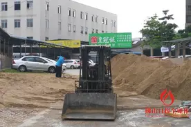 露天停车场出口频频被堵 业主怀疑开发商逼买车位图片