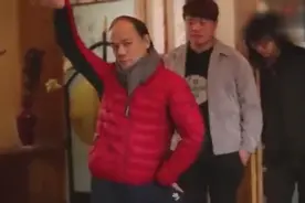 导演亲身示范教演员跳舞，王爷一脸尴尬，真是太魔性了！视频封面