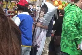 欧美卖“小岛秀夫”抱枕 粉丝们你们真的够啦图片