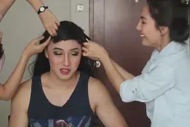 美女化妆师给男友化妆，竟比她还美视频封面