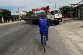 实拍台塑集团在越南投资建设的钢铁厂，周边有很多中国店铺视频封面