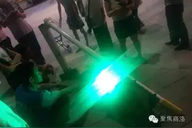 爆料镇安红绿灯突然断裂，砸到过路行人！微友直呼质量存在问题！图片
