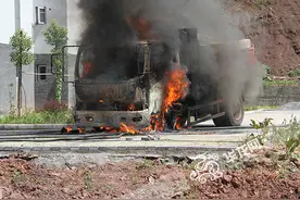 重庆石柱一货车碾断高压线起火 驾驶员跳车逃生躲过一劫图片