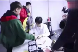 TFboys后台疯狂在照片上签名，王源签名速度好快！可怜的易烊千玺视频封面