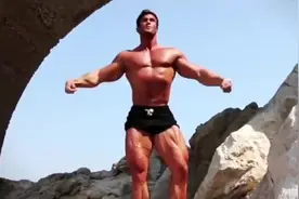 施瓦辛格“失散”多年的儿子，“小阿诺”Calum Von Moger视频封面