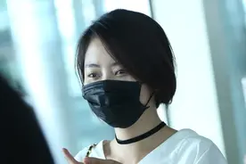 谭松韵小清新范机场遭粉丝围堵 获女助理十指相扣搀扶前行图片