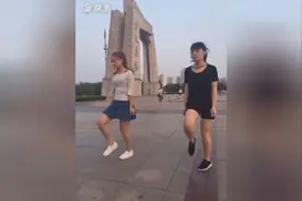 现代广场 鬼步舞太牛了图片