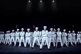 穿海军服跳街舞 齐唰唰一片白 帅得不要不要的图片
