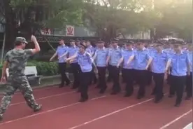 来看看！这警察训练笑死宝宝了图片