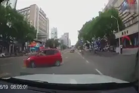 奇葩女司机，这样都能撞图片