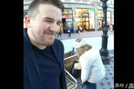 哥哥在街上尖叫恶搞路人，一边还吃着三明治，快成疯子了图片