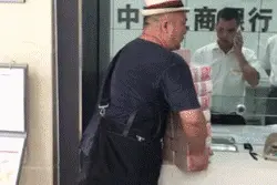 每日开心一笑：你这样出门应该走不了多远的图片