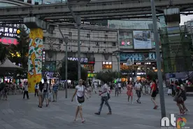 重庆惊现彩色艺术喷绘轻轨柱 市民纷纷称赞：萌萌哒！图片