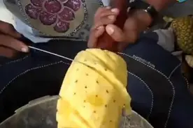 街头小贩展示削菠萝神技！这刀法太犀利了！图片