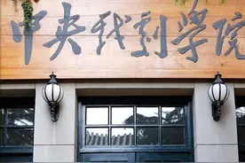 第一网红papi酱晒毕业照 网友：真女神图片