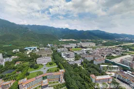 肇庆学院航拍，这可能是广东最美的绿色校园图片