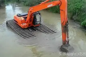 只见过挖掘机在陆地工作，原来挖掘机在水里原来是这样工作的图片