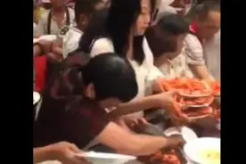自助餐用盘子抢虾的混乱场面，深思吧图片