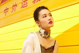 小个子穿出大气场，李沁“睡衣式外穿”时尚霸气！图片