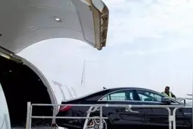 富豪花几百万买了辆豪车，原来经销商是这样把车送到车主手上的图片