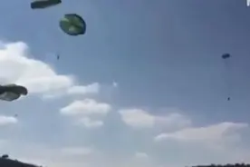 实拍美军空投失误！崭新悍马车一个个摔成大铁饼！视频封面