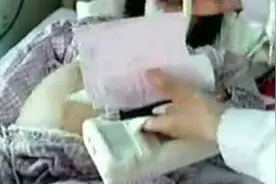 护士把听诊器放到妈妈肚子上后，宝宝的心跳声让妈妈欣慰视频封面
